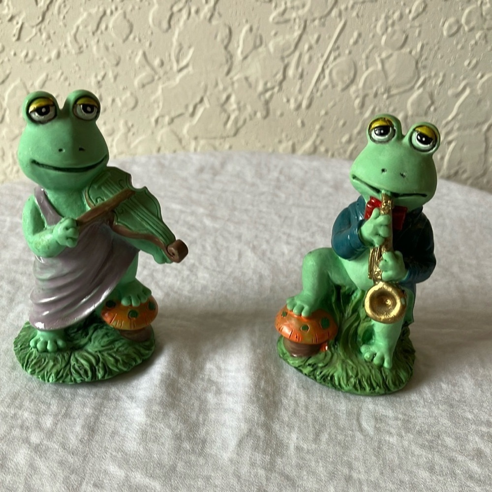 Koreano: Frog Musician Resin Figurines- violin/saxophone